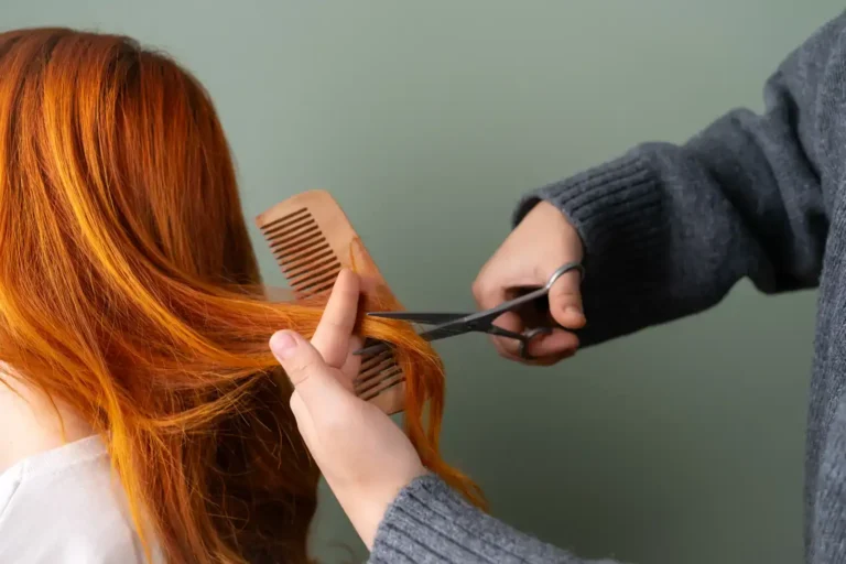 Comment couper ses cheveux seule : ce qui marche vraiment