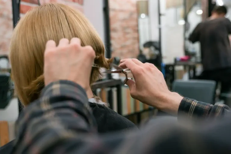 Coupe mi-longue femme : ce qui tient, ce qui date en 2026