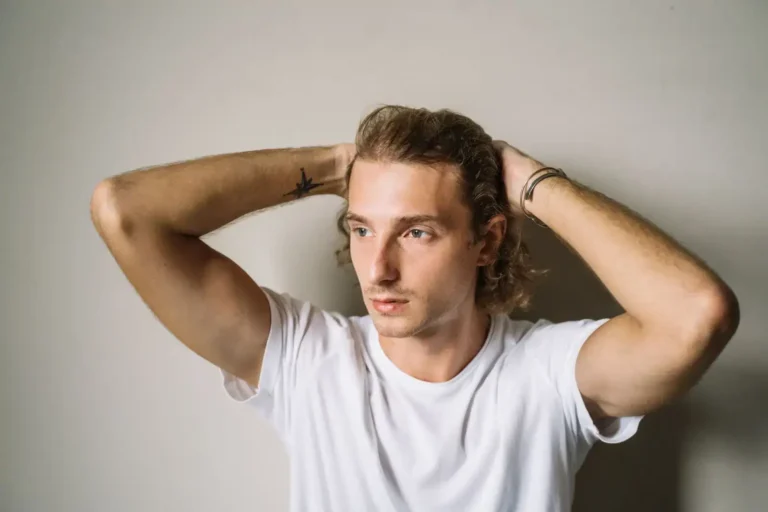 Coupe mi-longue homme : quel style pour ton visage, et comment y arriver