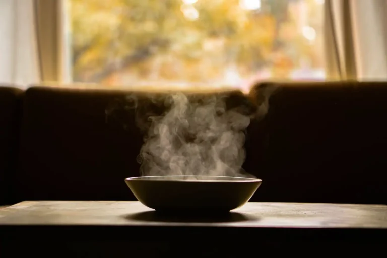 « Comme un cheveu sur la soupe » : sens, origine et bon usage