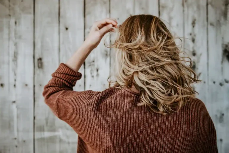Cheveux blond foncé