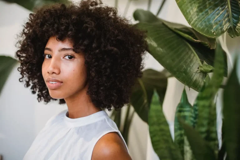 Cheveux longs bouclés : la routine qui garde des boucles définies