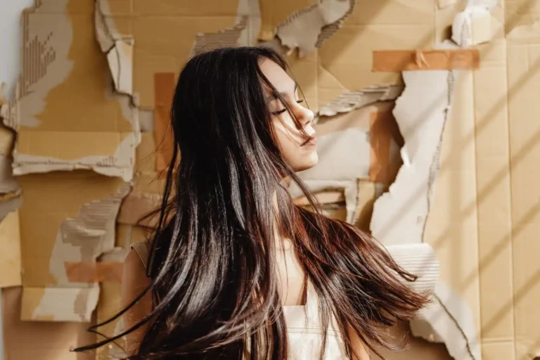 Cheveux marron : choisir la bonne nuance et la faire durer