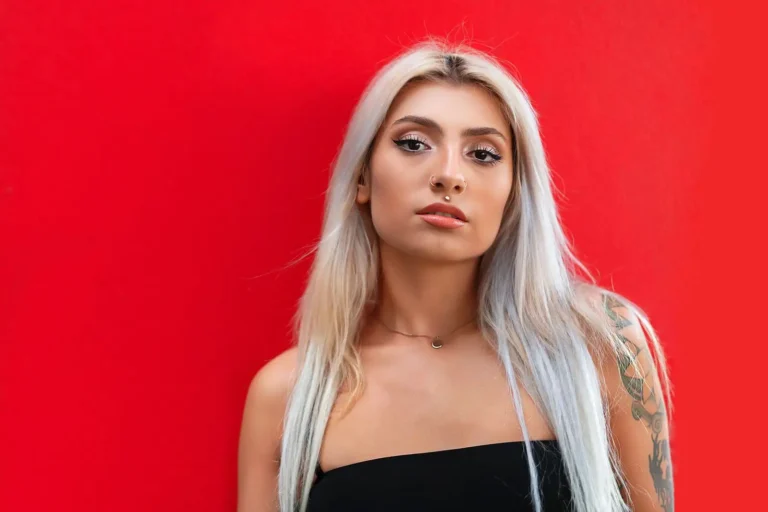Cheveux peroxydés : ce que fait vraiment la décoloration (et comment en prendre soin)