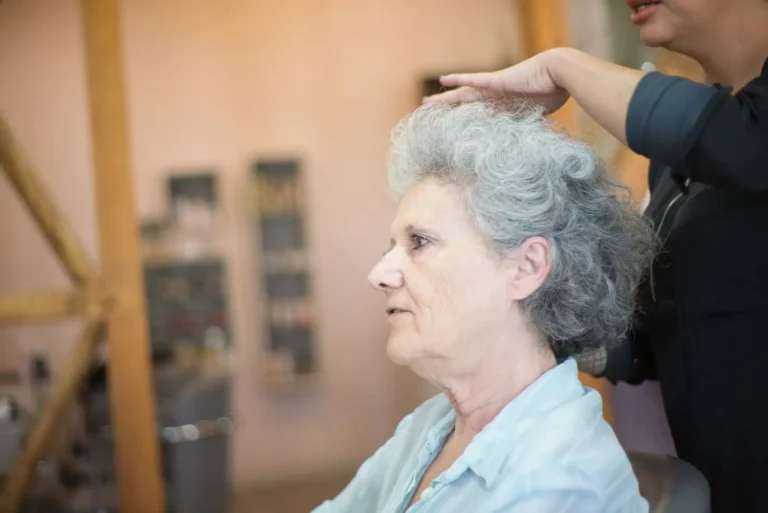 Cheveux poivre et sel femme : assumer, entretenir et sublimer ses cheveux gris