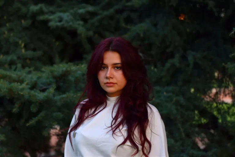 Cheveux rouge foncé : choisir sa nuance et vivre avec