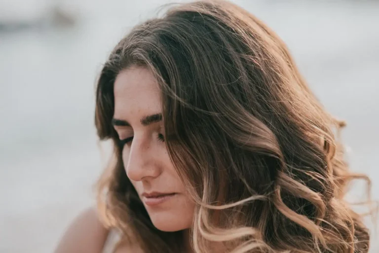 Synonymes de « cheveux » : le mot juste selon le contexte