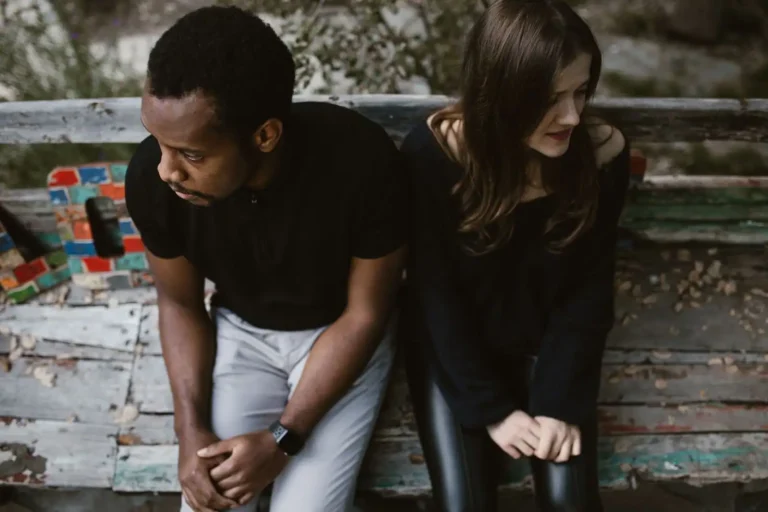Manque de communication dans le couple : comprendre et renouer