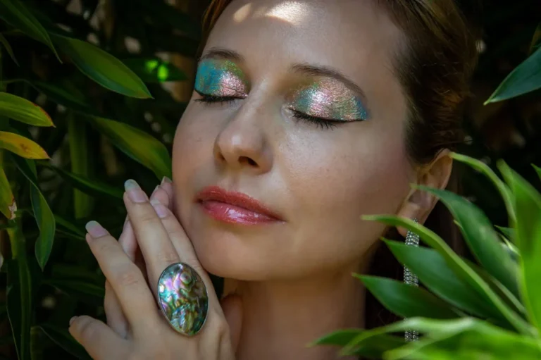 Maquillage disco : construire un look scintillant qui tient toute la soirée