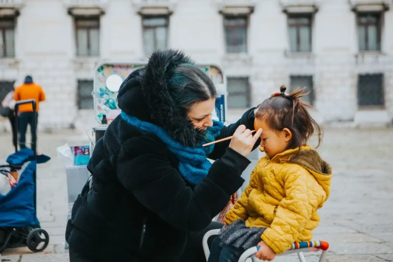 Maquillage de lion : le réussir étape par étape, de l&rsquo;enfant à la lionne