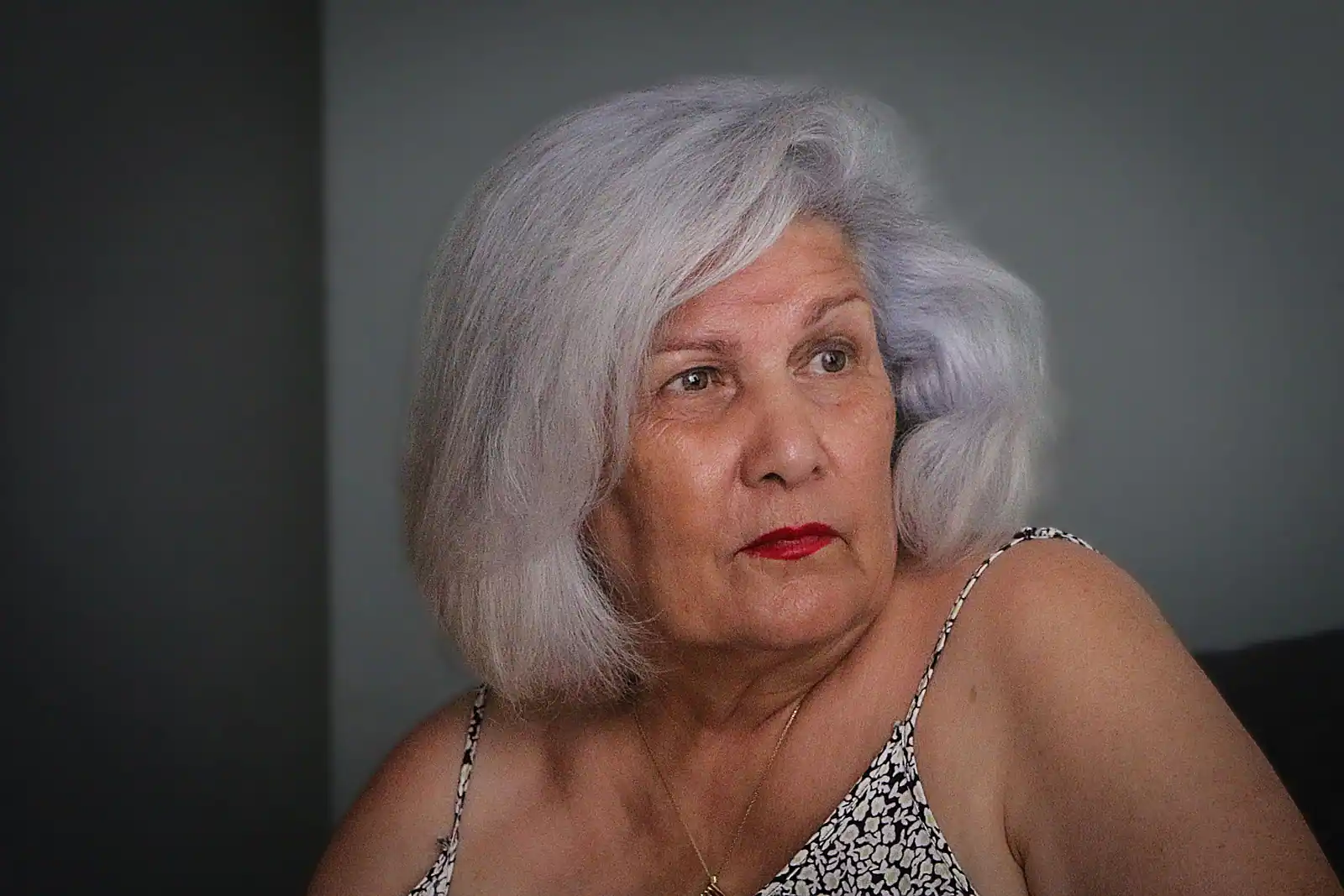 Portrait rapproché d'une femme aux cheveux entièrement blancs, la chevelure claire captant la lumière