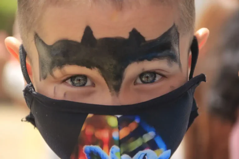 Maquillage Batman : le tracé du masque et le noir qui ne bave pas