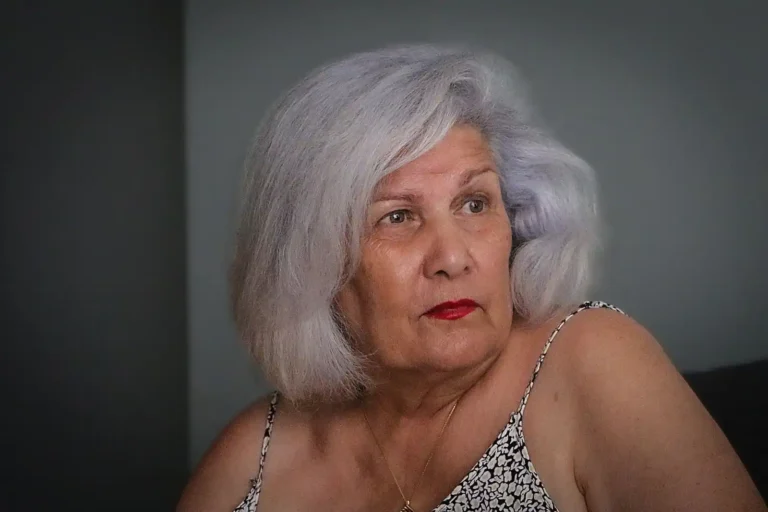 Pourquoi les cheveux deviennent blancs : ce qui se joue à la racine